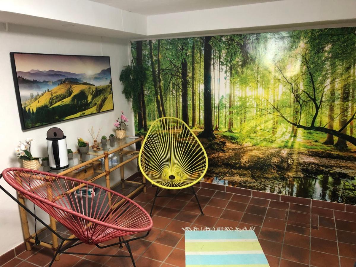 Haus in Anif bei Salzburg mit Sauna und Garten mit Badeteich Exterior foto