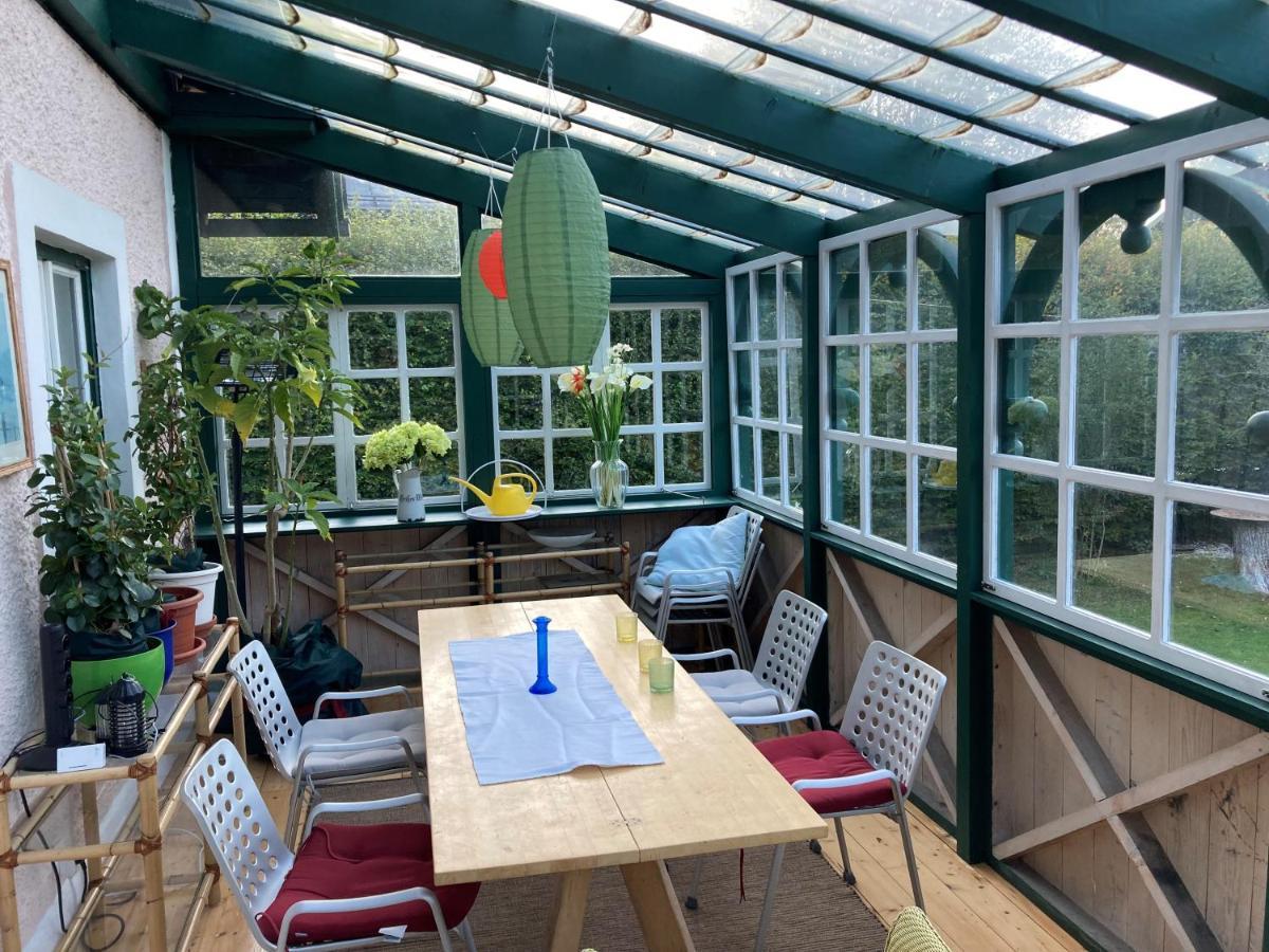 Haus in Anif bei Salzburg mit Sauna und Garten mit Badeteich Exterior foto